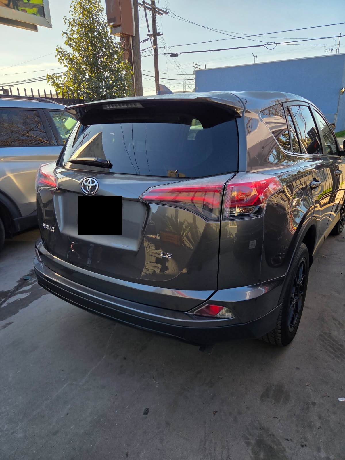 Toyota gris después de la reparación