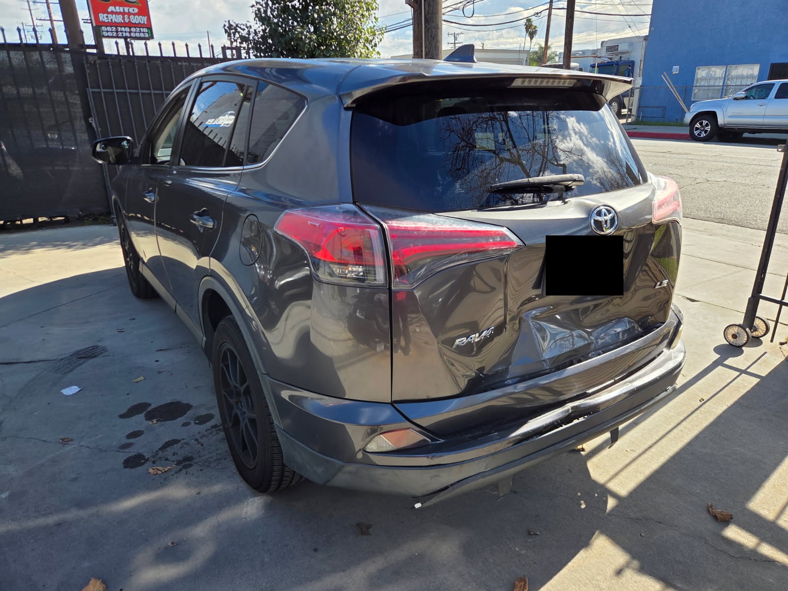 Toyota gris antes de la reparación